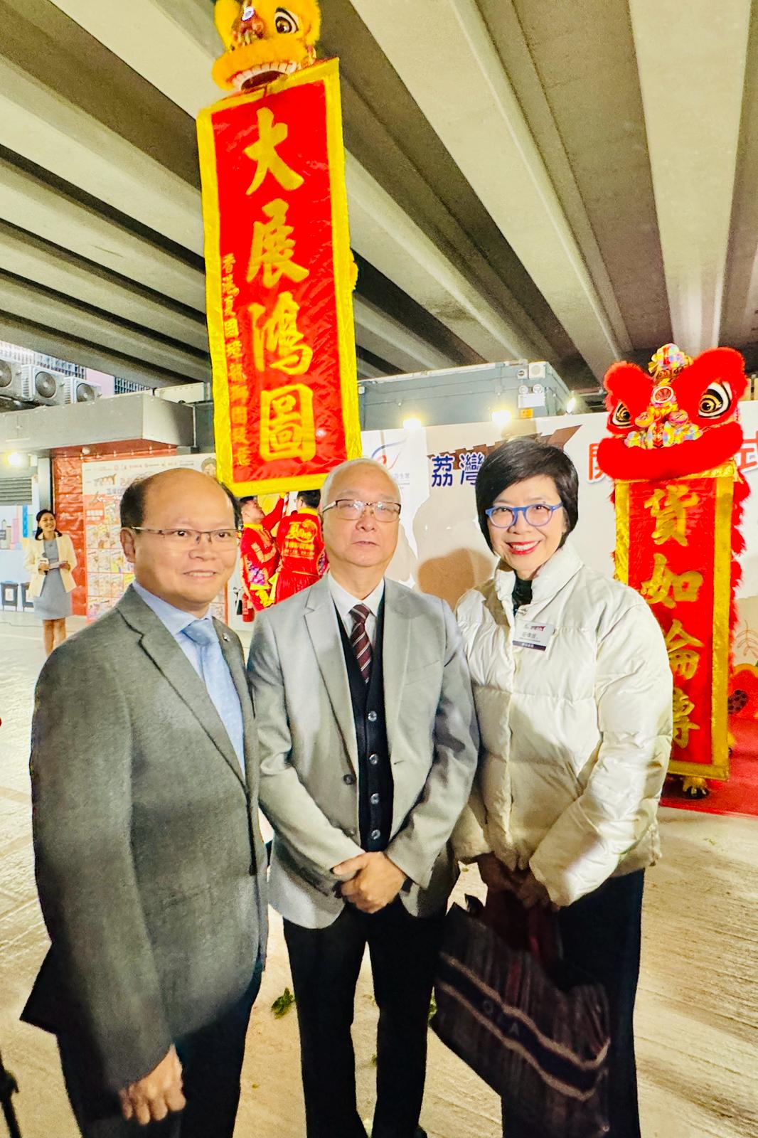（左起）中華電力企業客戶服務總監盧志華博士、環境及生態局局長謝展寰先生，以及中華電力企業發展總裁莊偉茵女士在荔灣街市開幕典禮上合照。謝展寰局長致辭時感謝中電在荔灣街巿翻新工程上「出咗唔少力」