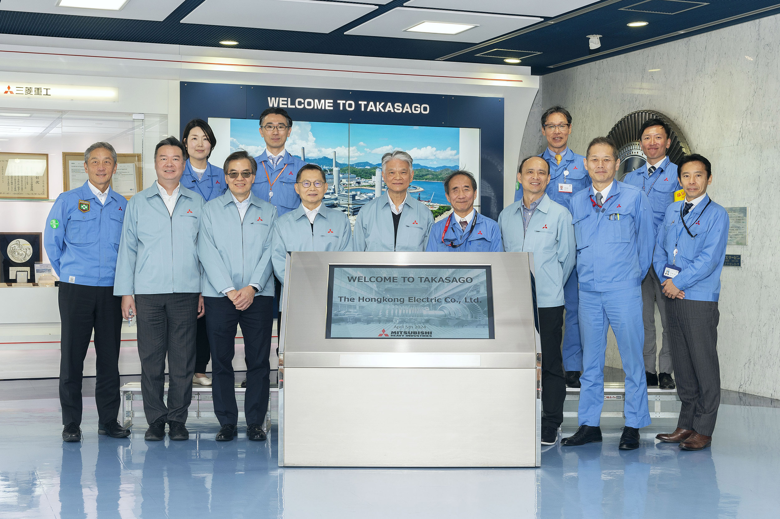 港燈董事總經理鄭祖瀛(中)和港燈團隊到訪日本兵庫縣三菱重工的高砂製作所，參觀設於製作所內的高砂氫能園區，亦與日方工程人員探討如何發展利用氫能發電。