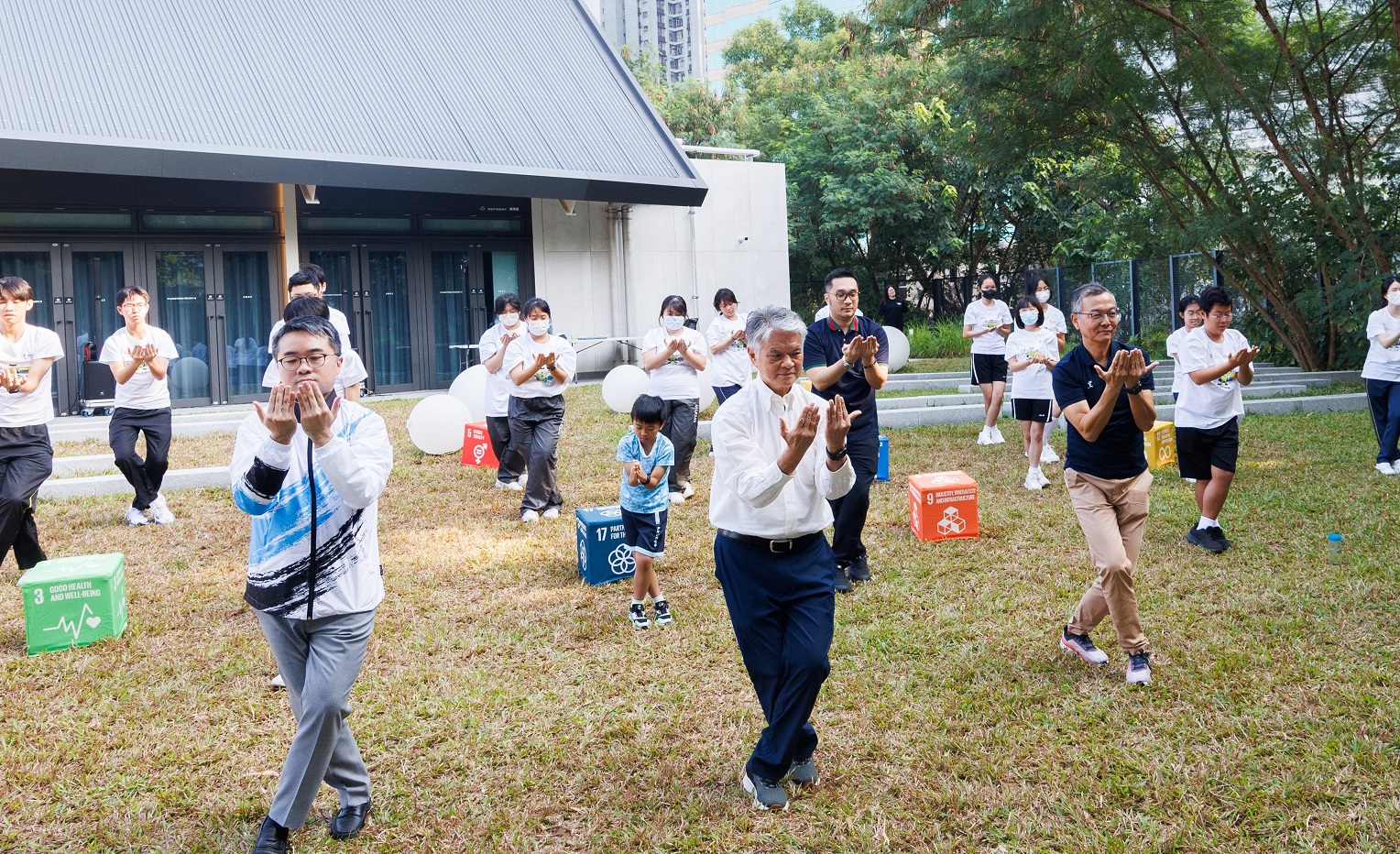 港燈推出「可持續17式」健體操，一招「美人照鏡」像看書一樣，代表可持續發展目標4 — 接受優質教育。