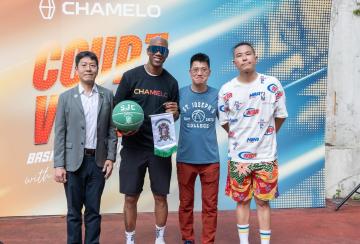 筆者在母校聖若瑟書院觀看三人籃球邀請賽，與球星前NBA及CBA球星馬貝利等人合照