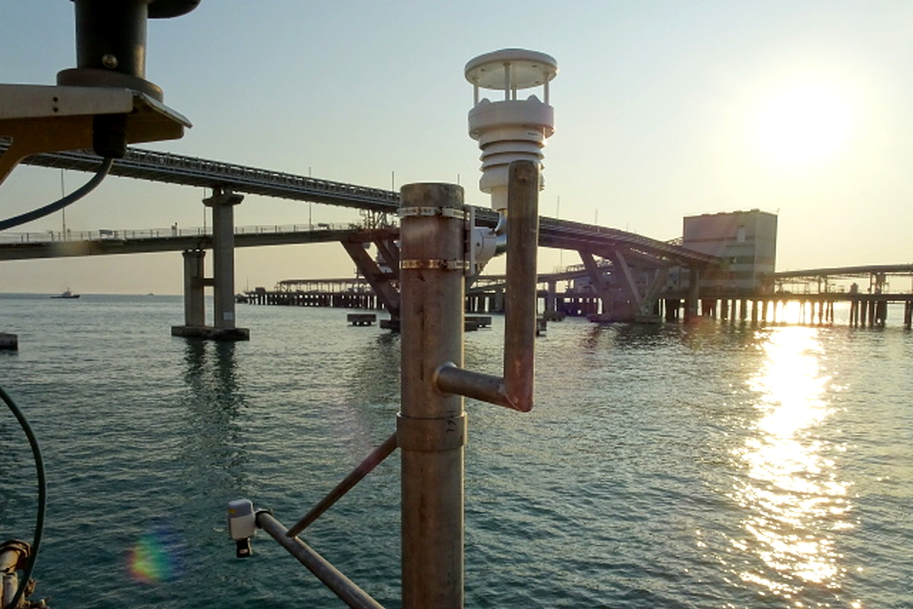南丫發電廠在海岸旁設置氣候和潮汐監測站，為發電廠提供極端天氣預警。