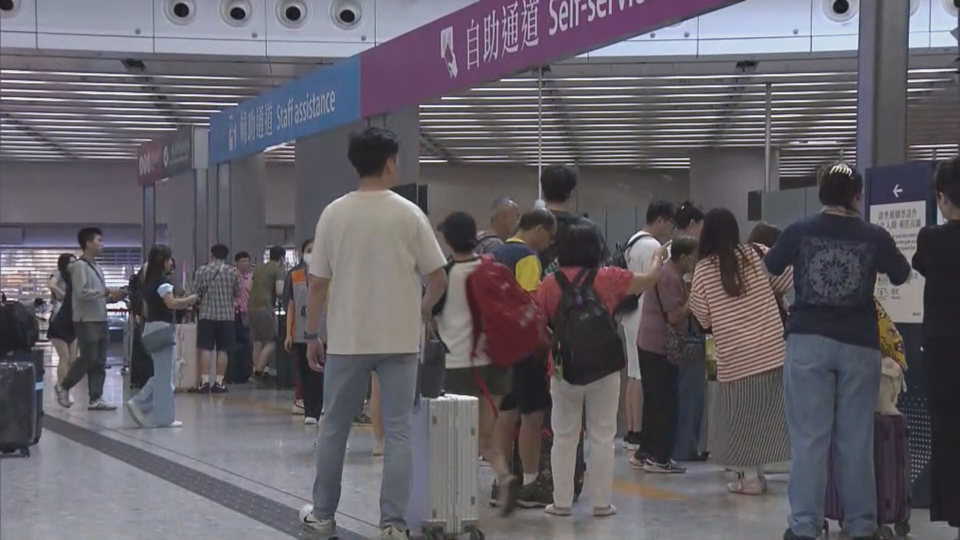 國慶黃金周最後一天　不少內地旅客經西九高鐵站出境