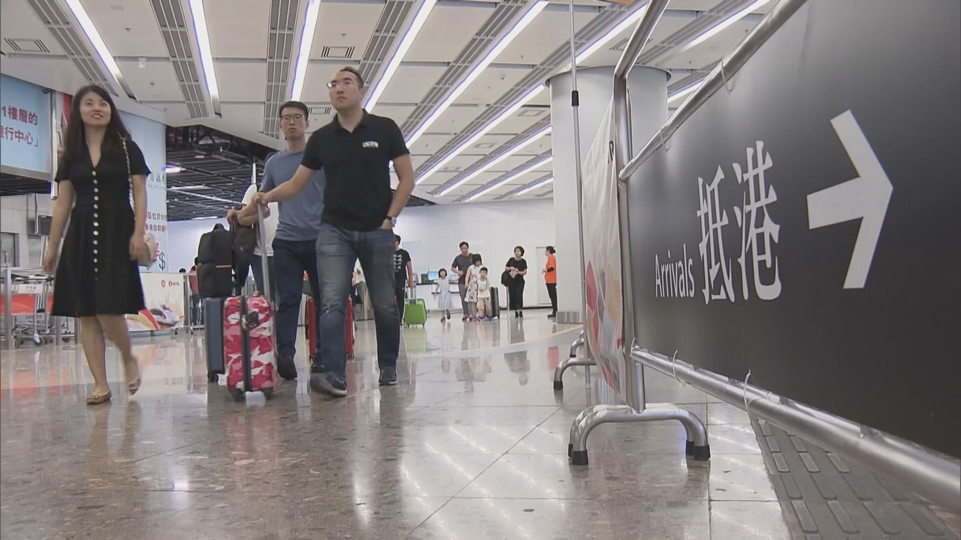 黃金周旅客乘高鐵轉往機場出國旅遊