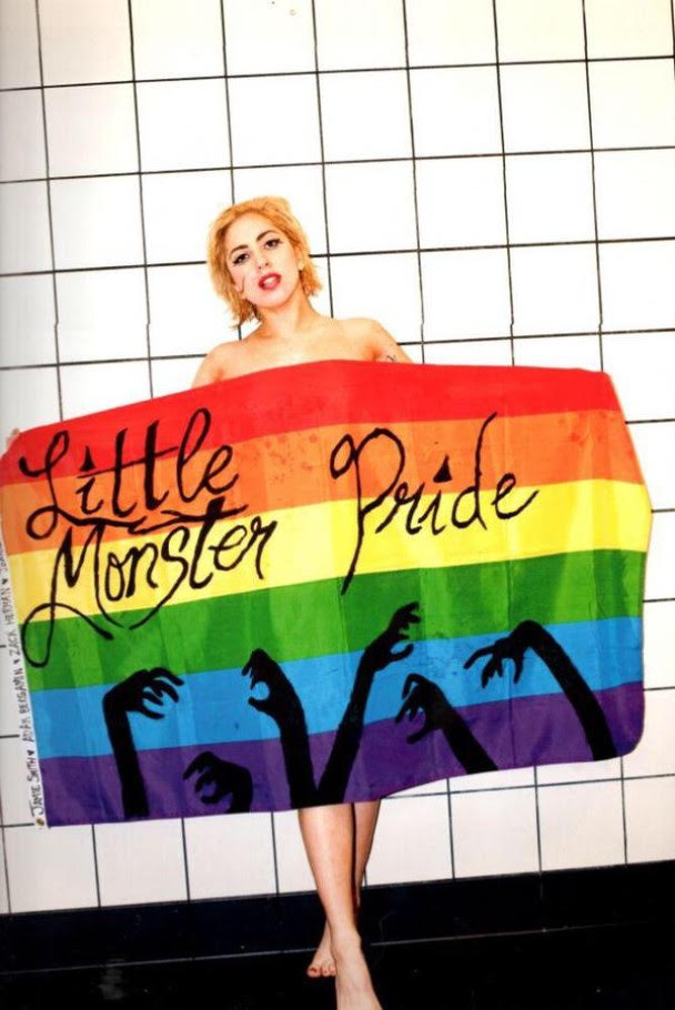 百變天后Lady GaGa為慶祝美國同性婚姻合法化,上載自己手持被視為同性戀平權象徵的六色彩虹旗的照片。(網上圖片)