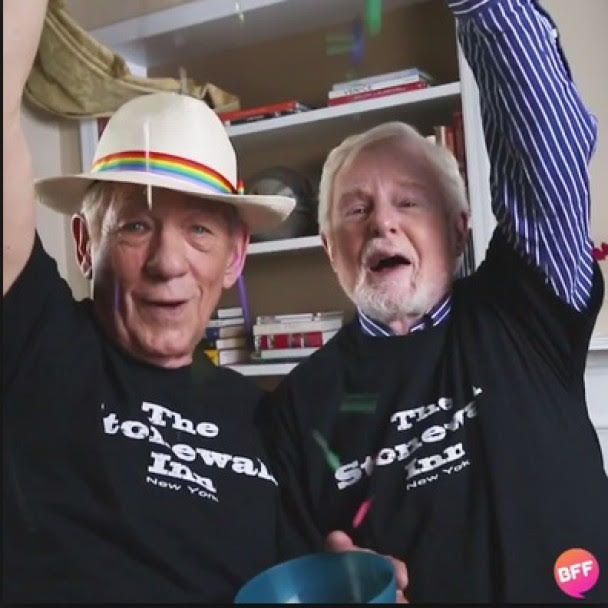 76歲同志男星伊恩麥基倫(左)更開心得與另一位同志男星拍短片灑紙碎慶祝。(網上截圖)