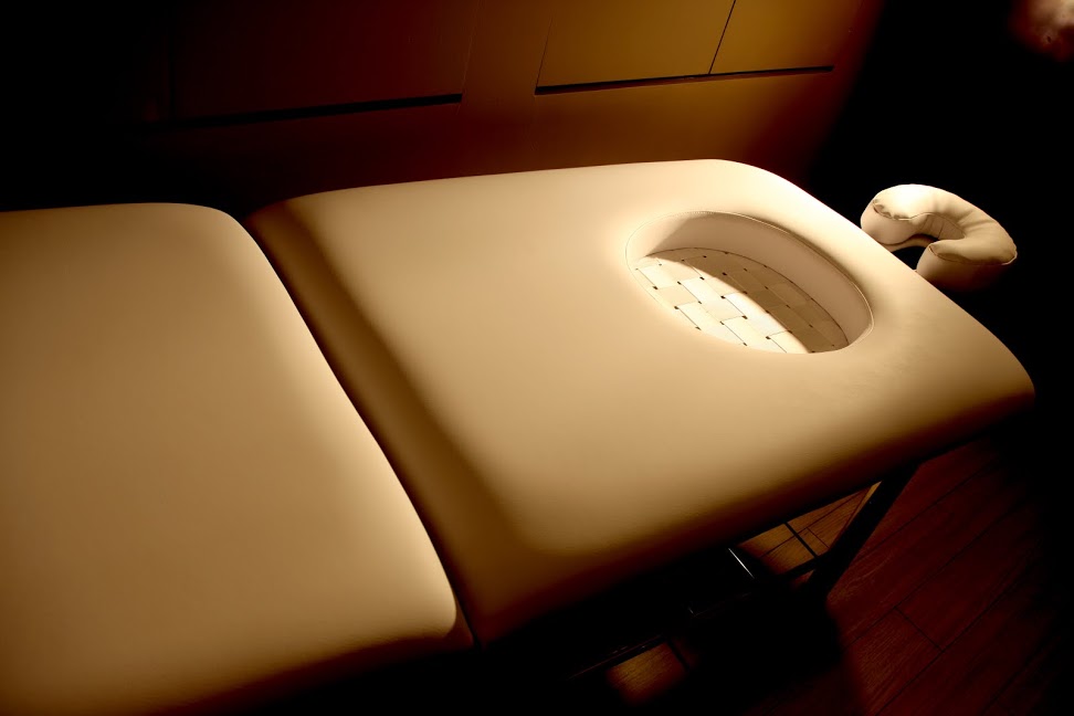 BeautyMama獨家特製的孕婦按摩床在大肚位置留有空間。