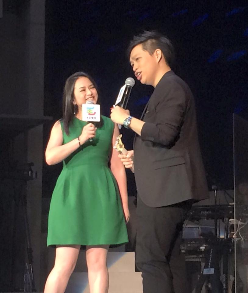 好玩得的葉蘊儀(左)從「崔建芒」手上奪過獎項。(題外話,唔知《亞視永恆》有冇獎呢?)(facebook圖片)