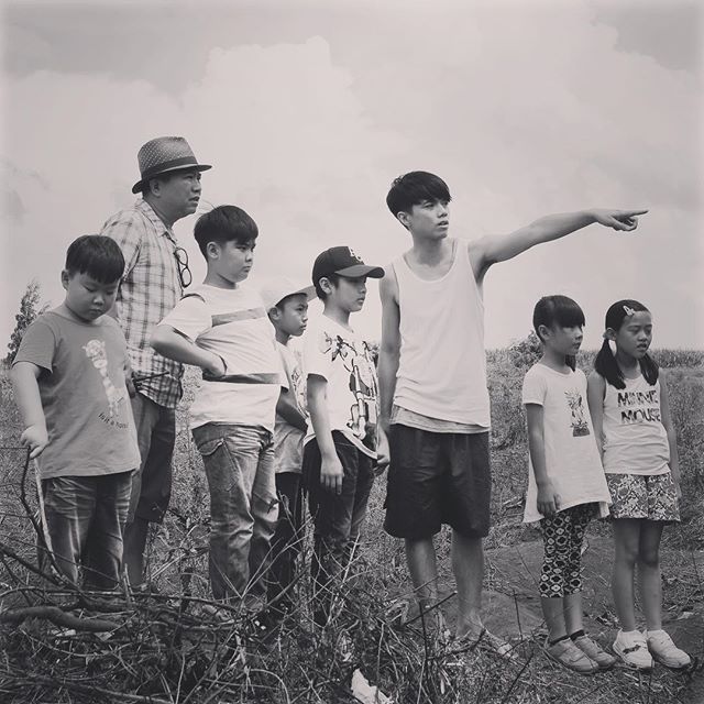 張敬軒(右三)近日到內地拍攝,慘遇上「七月十四留下買路錢」事件。(Instagram圖片)