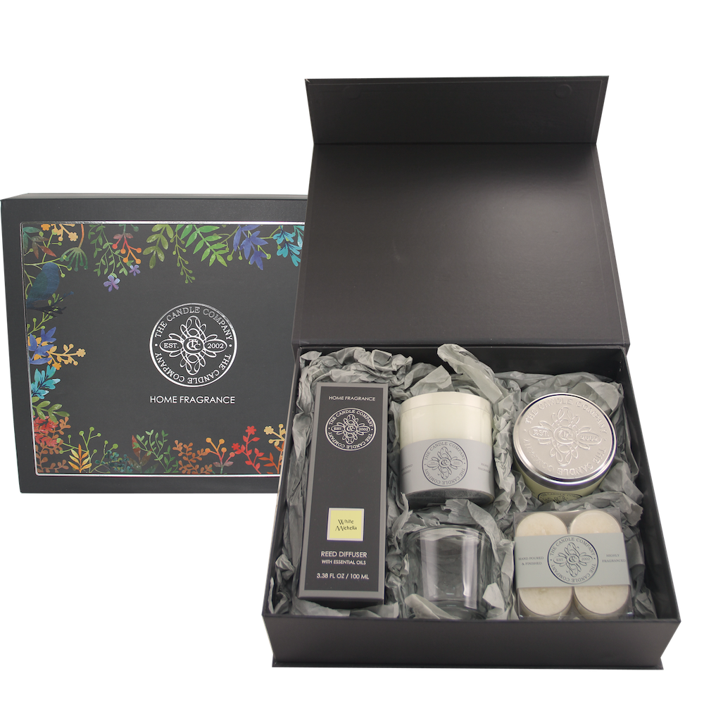 白蘭花家居香薰套裝:100ml裝白蘭花籐枝香薰(左)、白蘭花香氛茶燭(中上)、茶燭燭臺(中下)、罐裝白蘭花香氛蠟燭(右上)、3x3吋白蘭花香氛蠟燭及燭臺(右下)。