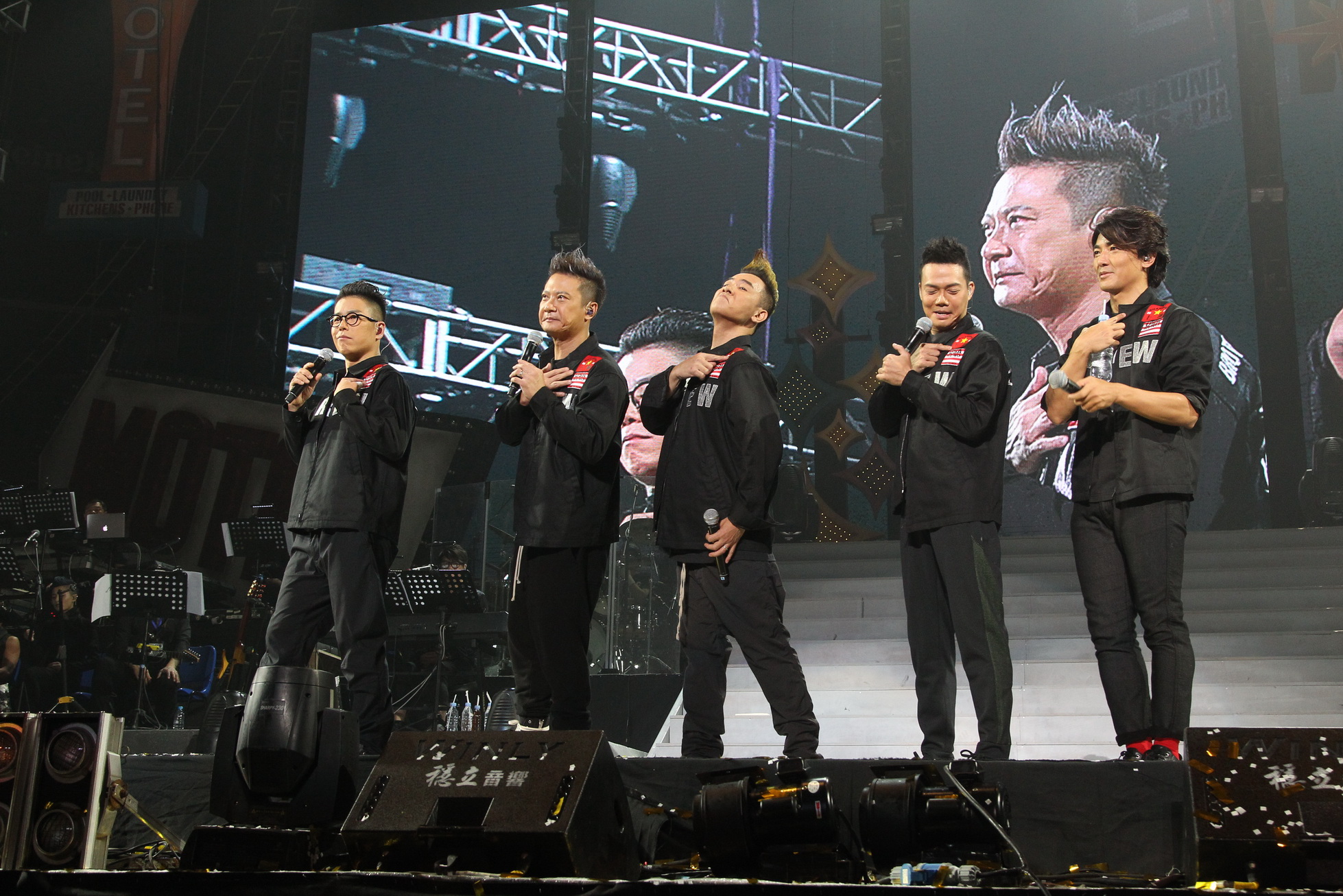 5子穿上葛民輝設計的制服,每去一個地方巡唱,就會貼上當地標誌。