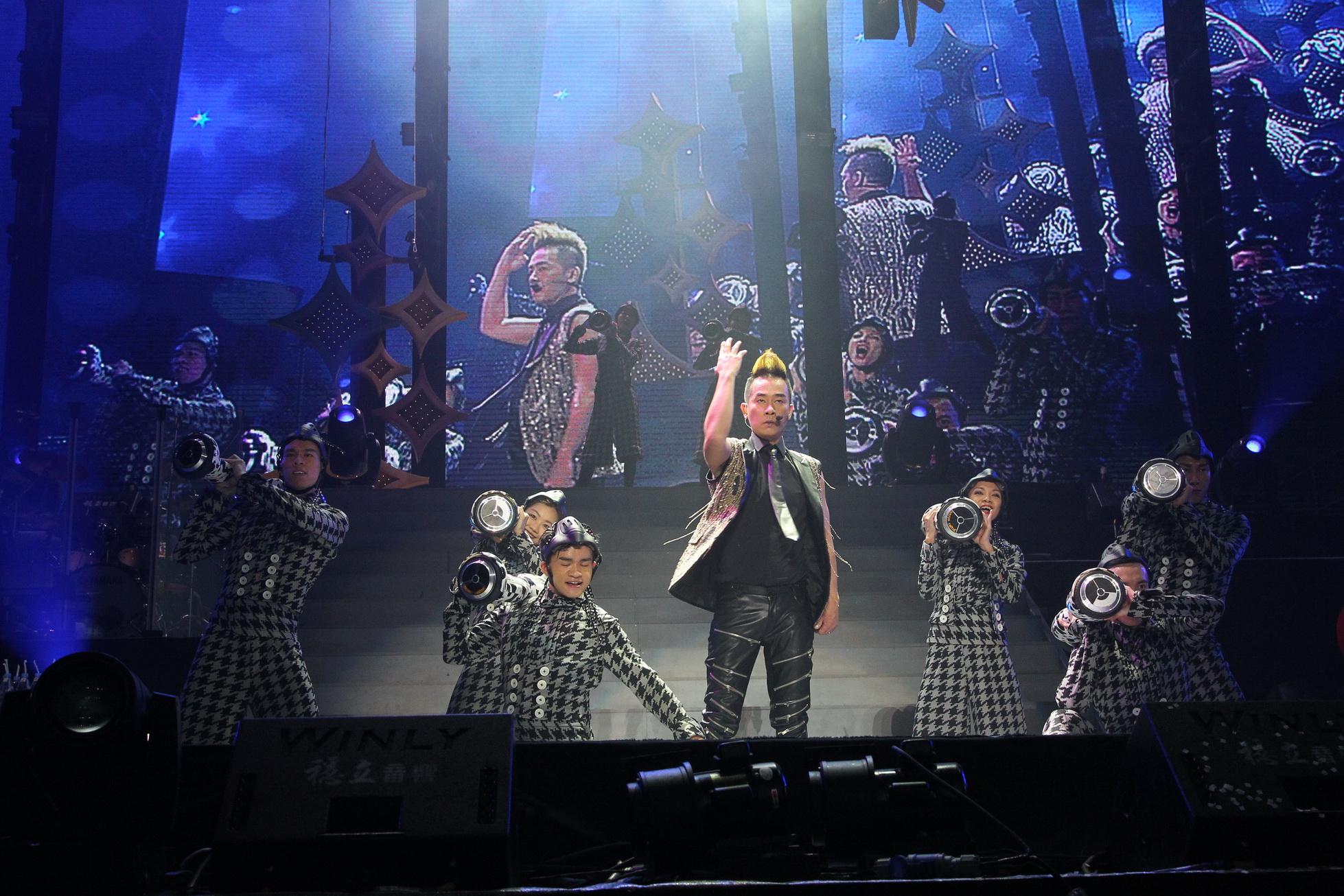 小春solo時更用自動車跳「飄移舞」。