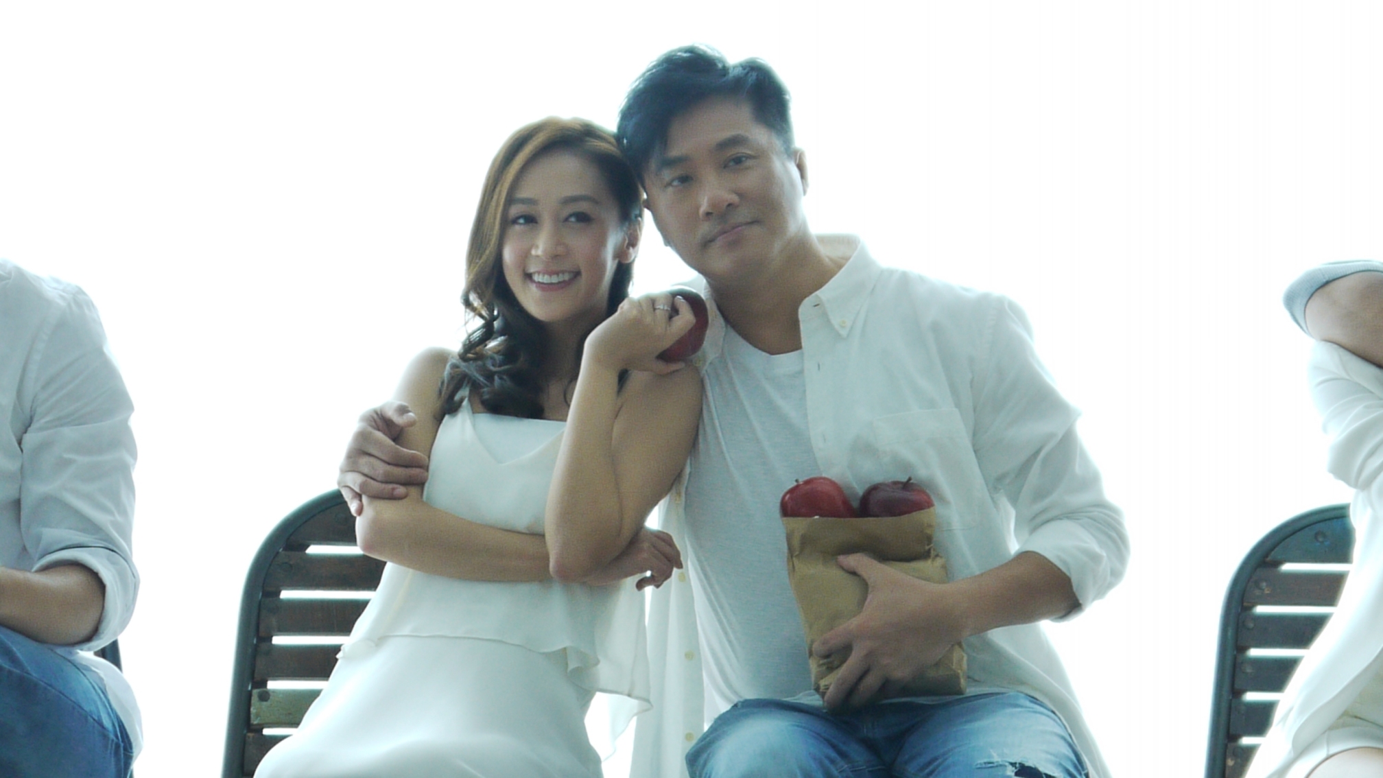 首次拍劇的黃心美(左)話第一日拍攝就被邵仲衡攬,邵仲衡又笑她「表面斯文,內裡open。」