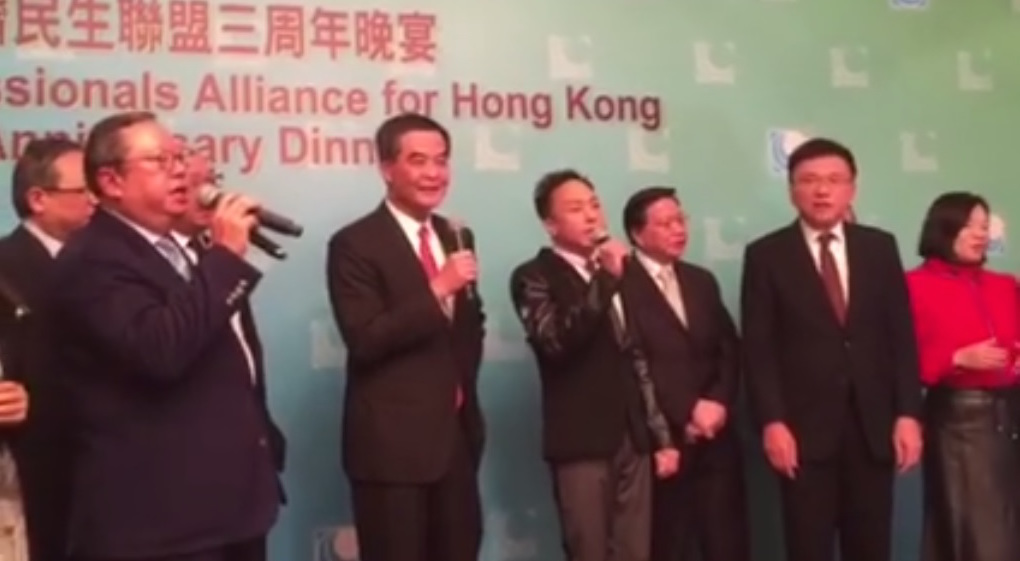 高官特首同台唱K,咁黃家強係專業歌手嘛,搵食啫。