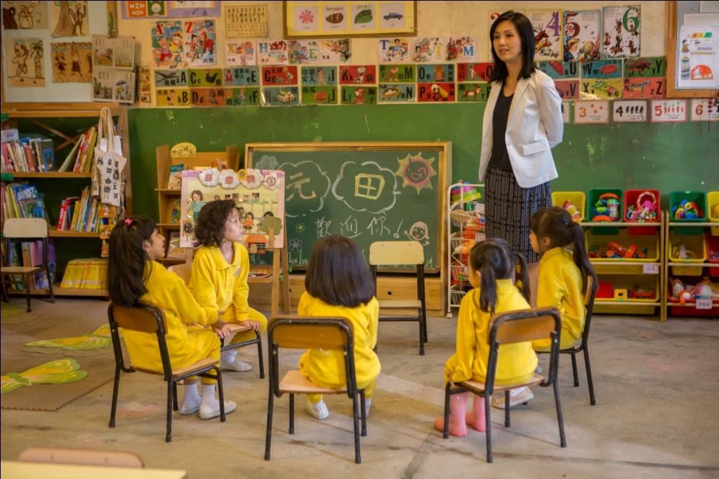 由楊千嬅主演的《五個小孩的校長》,講的是一個感動人心的教育故事,由開拍到上畫都冇人睇好,但因為好睇贏盡口碑,以4,500萬票房稱冠。(網上圖片)