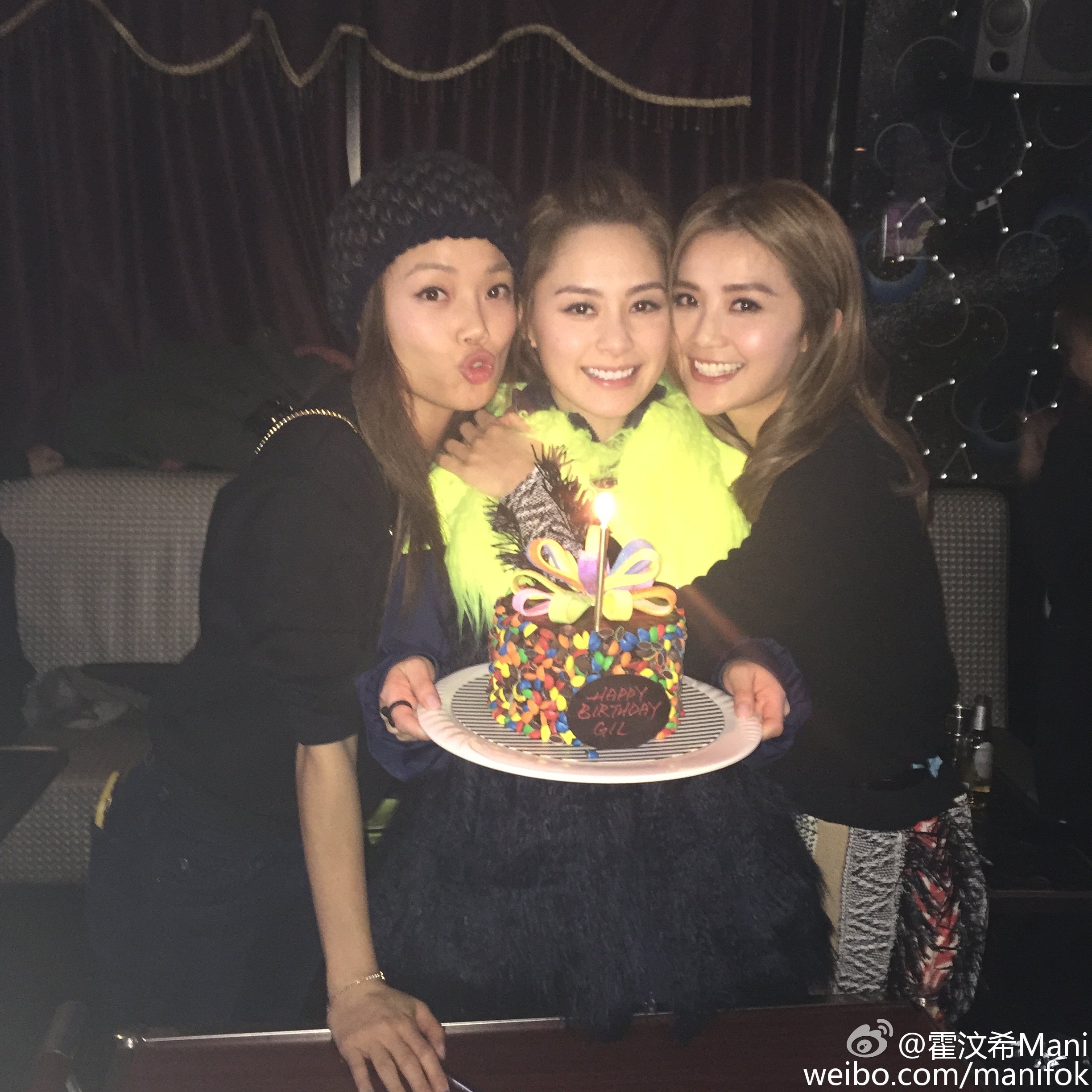 鍾欣潼(阿嬌)今日35歲生日,「龍虎豹」好姊妹容祖兒(Joey 左)與蔡卓妍(阿Sa 右)齊齊在K房開P慶祝。(微博圖片)