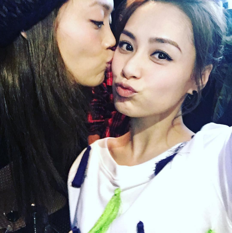 Joey(左)在Instagram貼出咀嘴相片。(Instagram圖片)