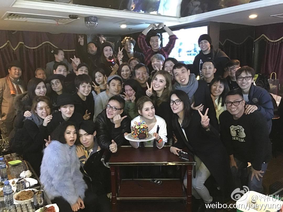 唱片公司一眾好友齊齊為阿嬌慶生。(微博圖片)