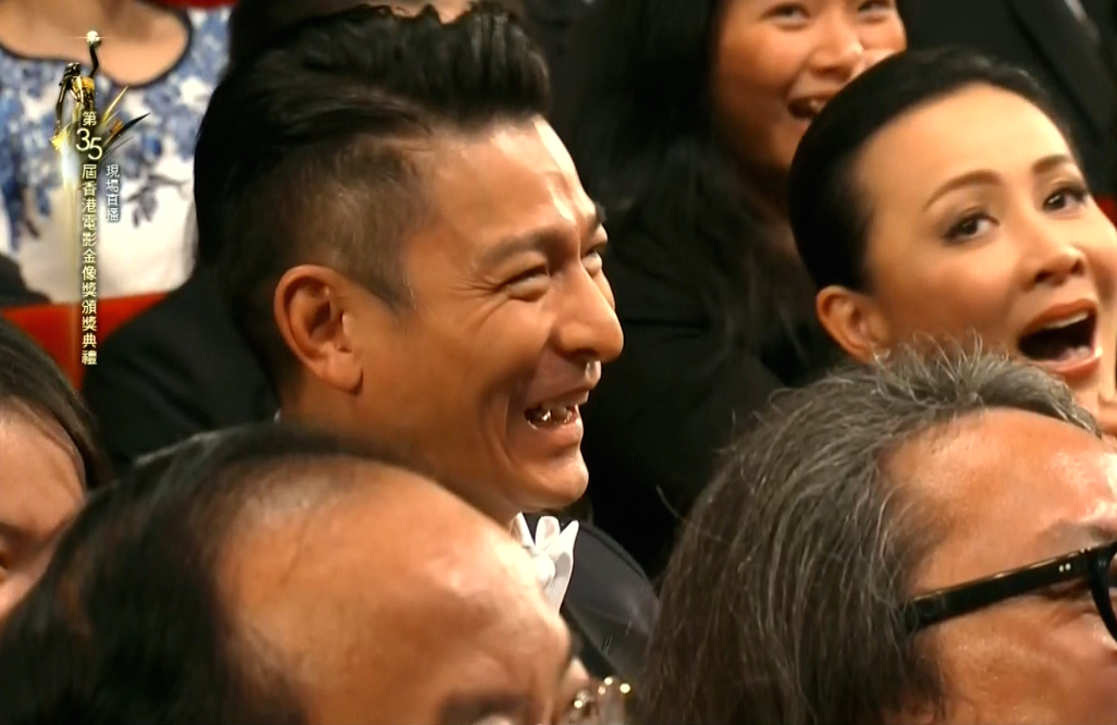 令在場人士都抱腹大笑。(電視畫面截圖)