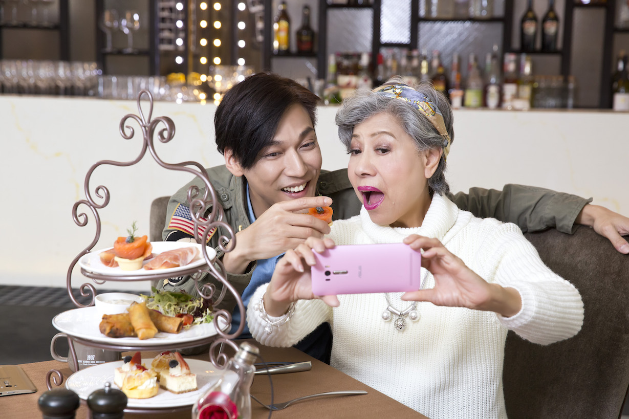 羅蘭姐同短片導演Marco飾演兩嫲孫。