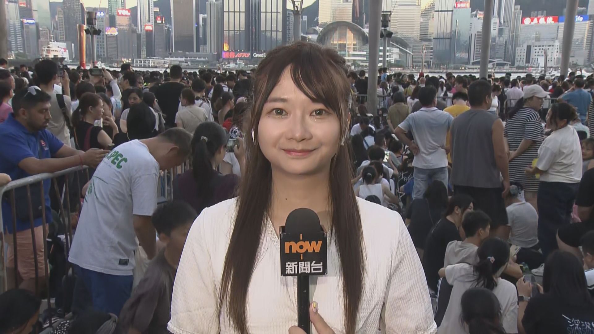 尖沙咀直擊｜文化中心外市民旅客期待國慶煙花