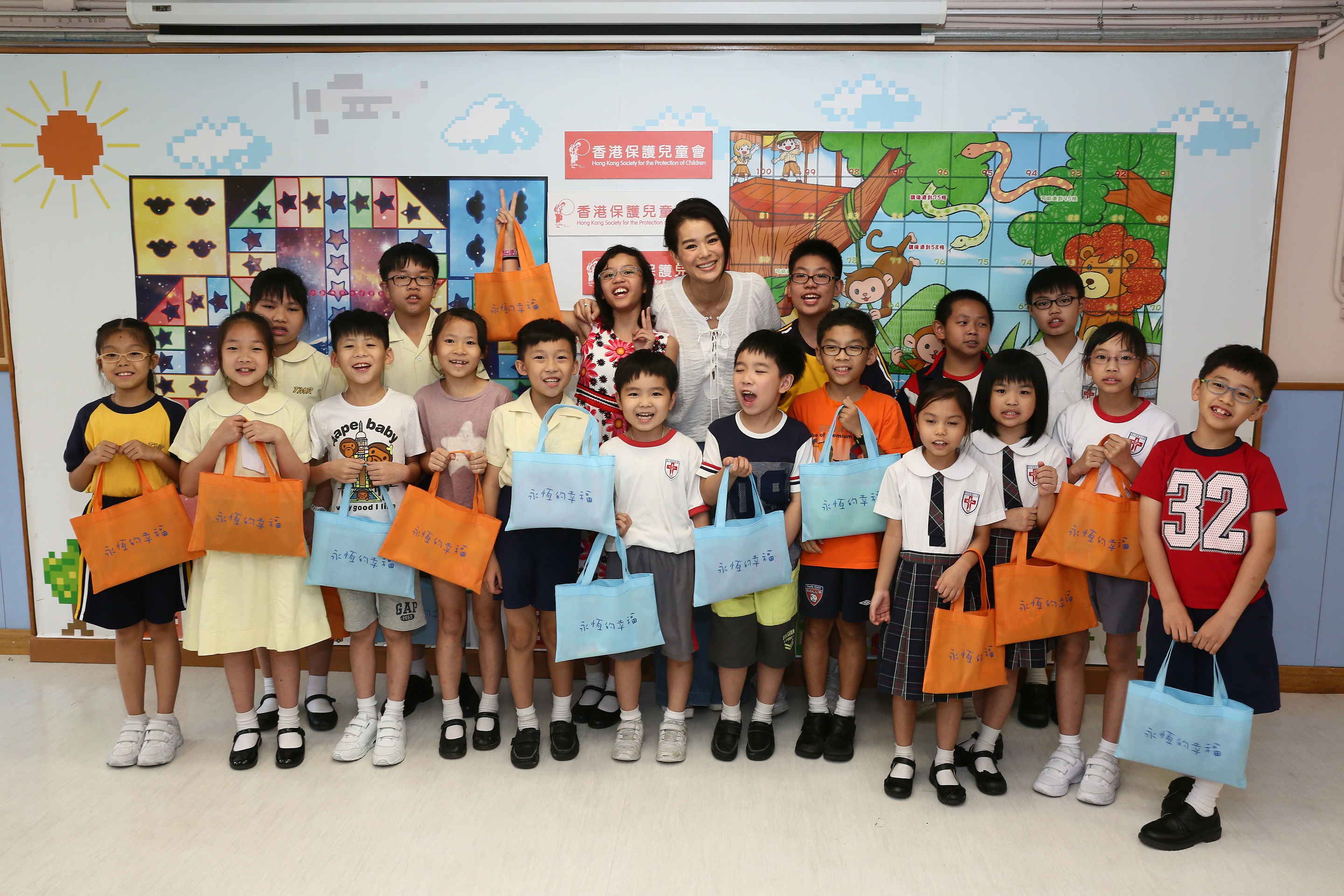 胡杏兒做義工探訪基層兒童 激發母愛