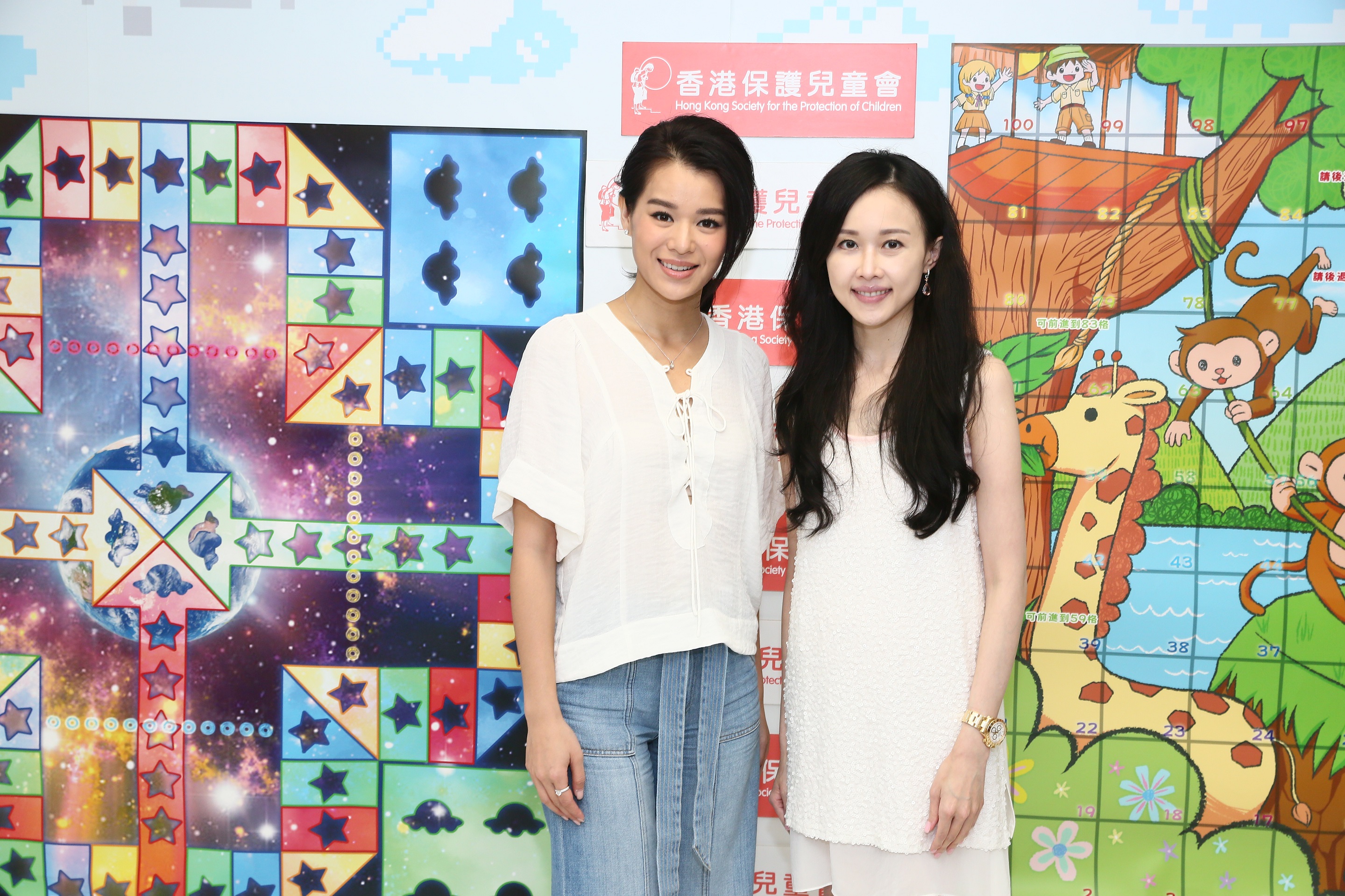 香港保護兒童會籌款委員會主席周瑋瑩女士(右)代表機構歡迎杏兒。