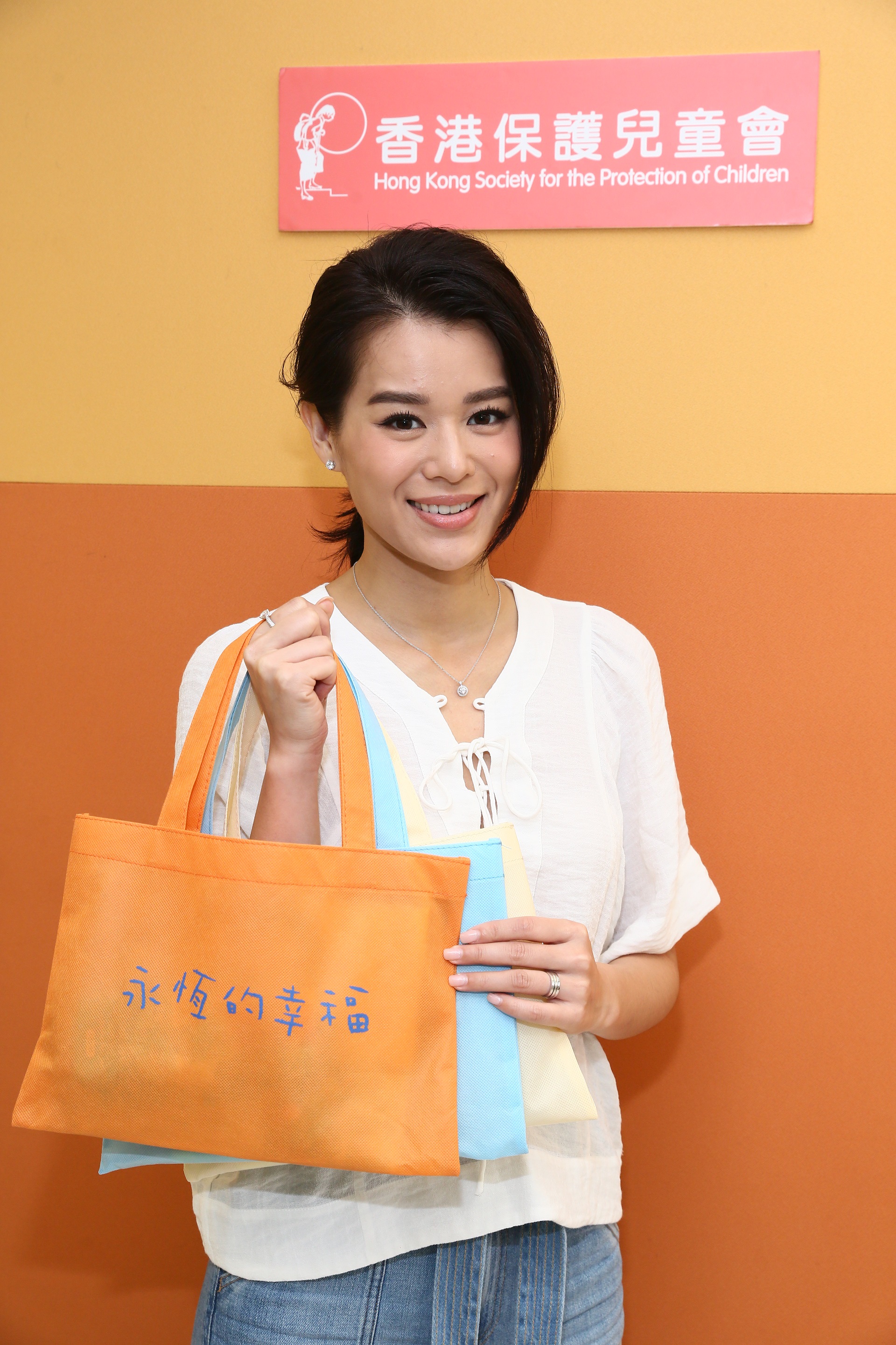 杏兒親手為小朋友準備「永恒的幸福」文具禮包。