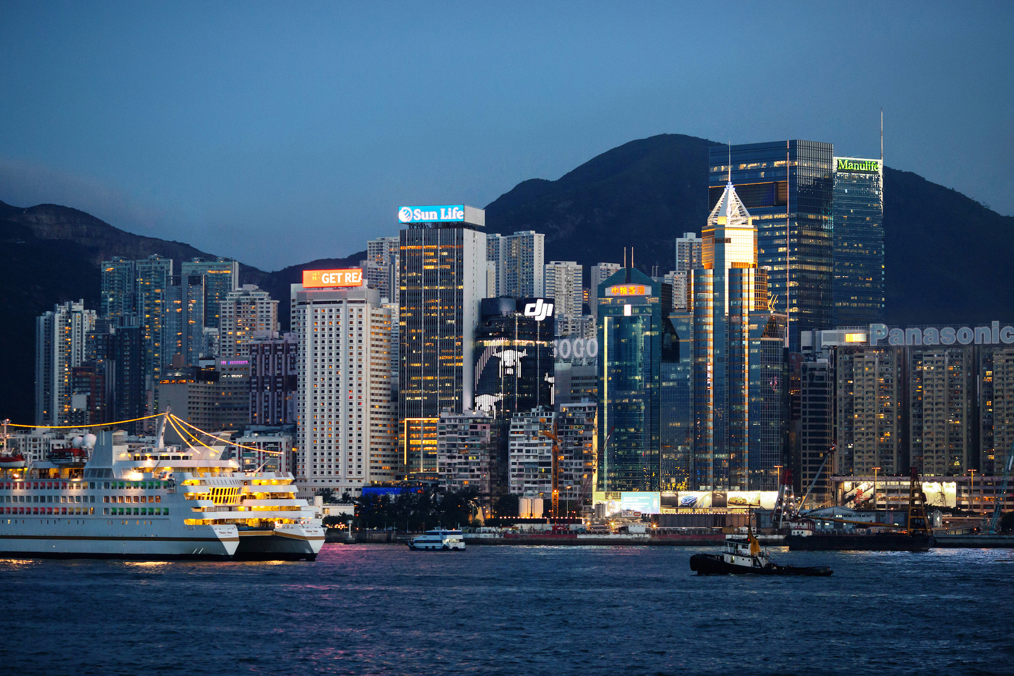 大廈外牆更會以播放航拍機剪影,為維港夜景增添動感。