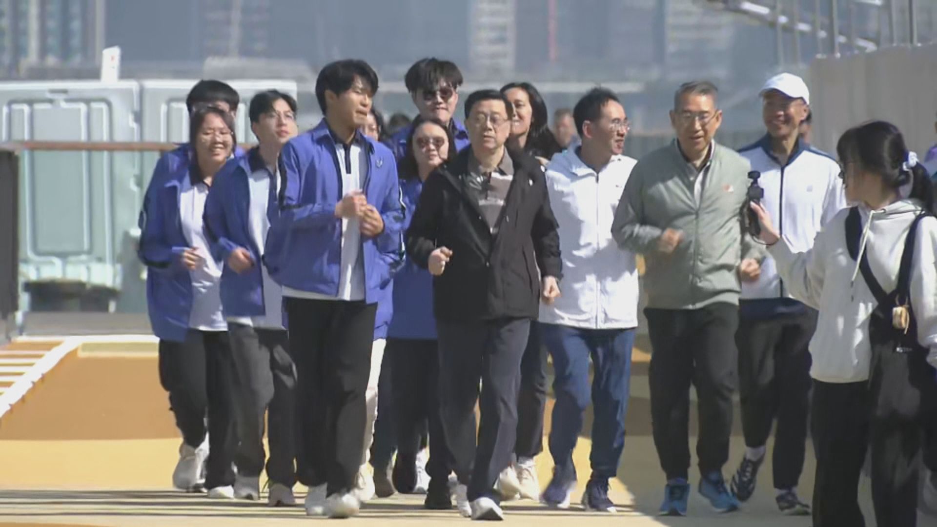 北角東岸板道首段本月26日開放　李家超親身試跑冀市民欣賞維港美景