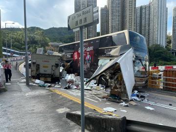 藍田巴士與貨車相撞13人受傷