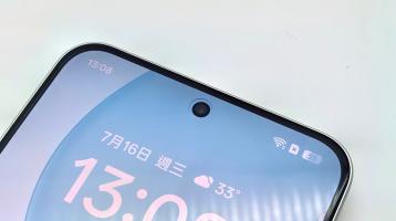 ▲屏幕的中上方的開孔部份設有5000萬像自拍鏡頭。