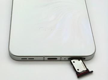 ▲機底就設有揚聲器、Type-C 充電接口及雙 SIM 卡卡槽。