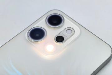 ▲此外,Reno14 Pro 5G 搭載三閃光系統,主鏡頭及超廣角鏡頭採用雙閃光單元,提供出色的近距離照明效果;第三個閃光單元為業界首創的專用長焦閃光燈。此創新閃光系統亮度較前代提升高達 10 倍,確保即使在遠距變焦時也能有效照亮拍攝主體。