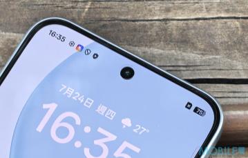 ▲屏幕的中上方的開孔部份設有3200萬像自拍鏡頭。