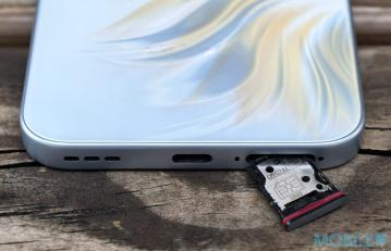 ▲機底就設有揚聲器、Type-C 充電接口及雙 SIM 卡卡槽。