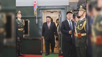北韓領袖金正恩抵達北京訪問　蔡奇、王毅等官員迎接