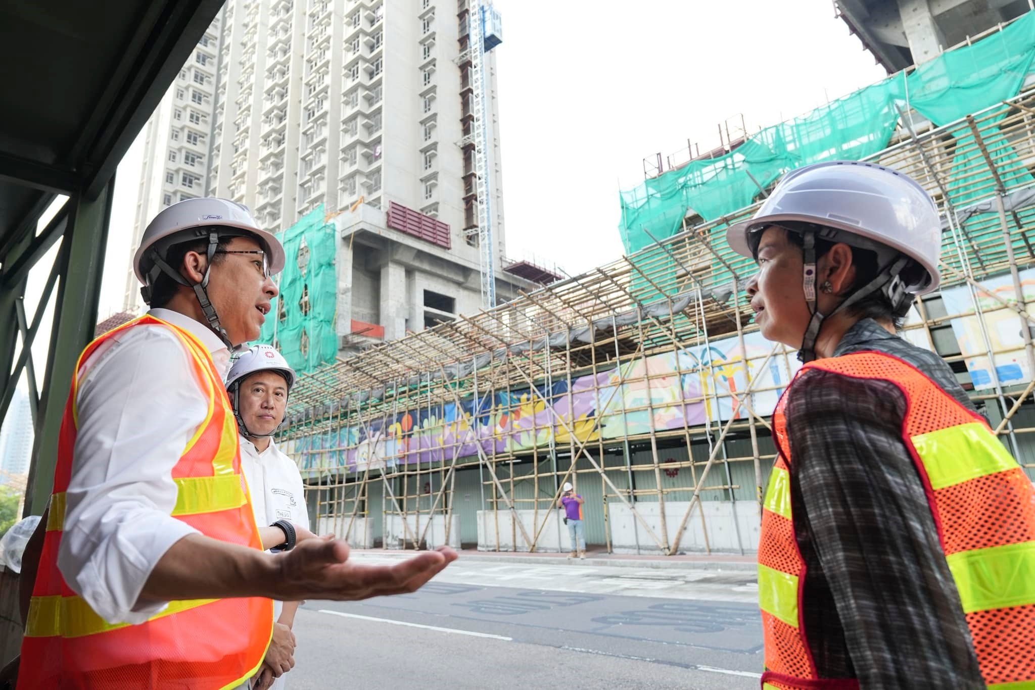 樺加沙襲港｜何永賢等人視察公屋、簡約公屋及過渡性房屋應對超強颱風情況