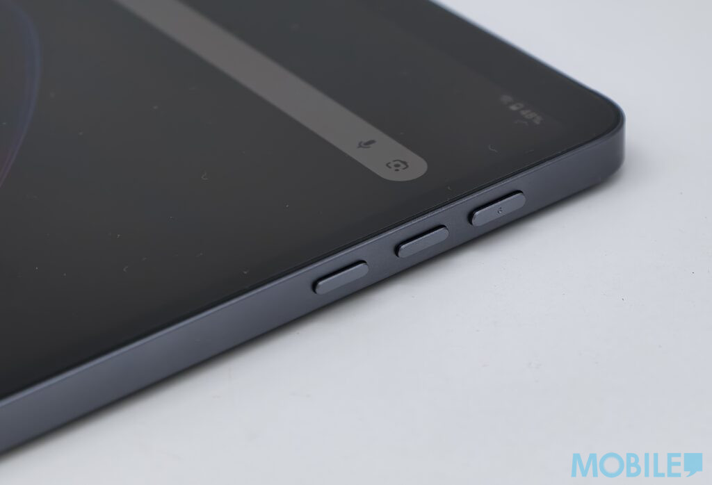 機身右側設有音量鍵及整合電源鍵的指紋感應器。