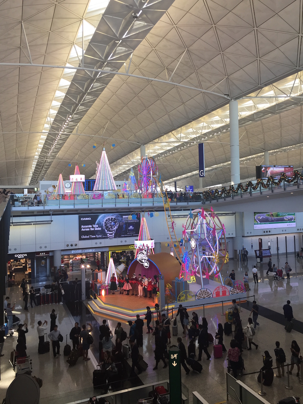 這個橫跨離港層及抵港層接機大堂的摩天輪霓虹燈飾,五光十色相當搶眼。