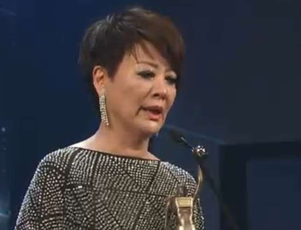 金燕玲憑《一念無明》奪「最佳女配角」,台上喊爆多謝導演黃進帶給她不少榮耀。(電視截圖)