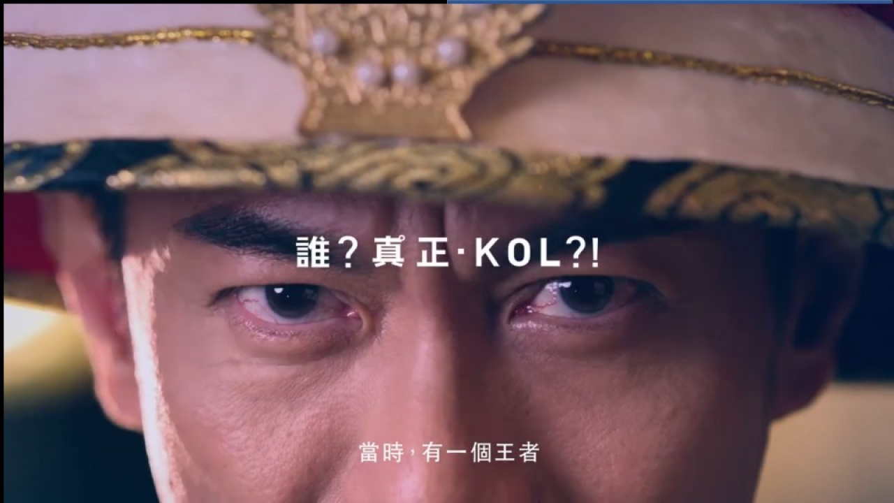 廣告中特意close up其眼神,實在鋒利。