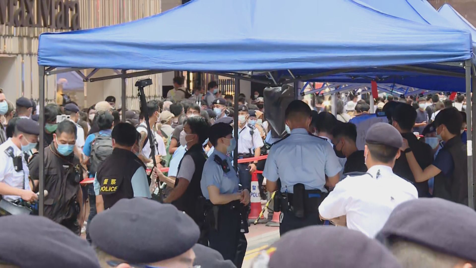 大批警員在銅鑼灣戒備　有人展示示威標語被帶走