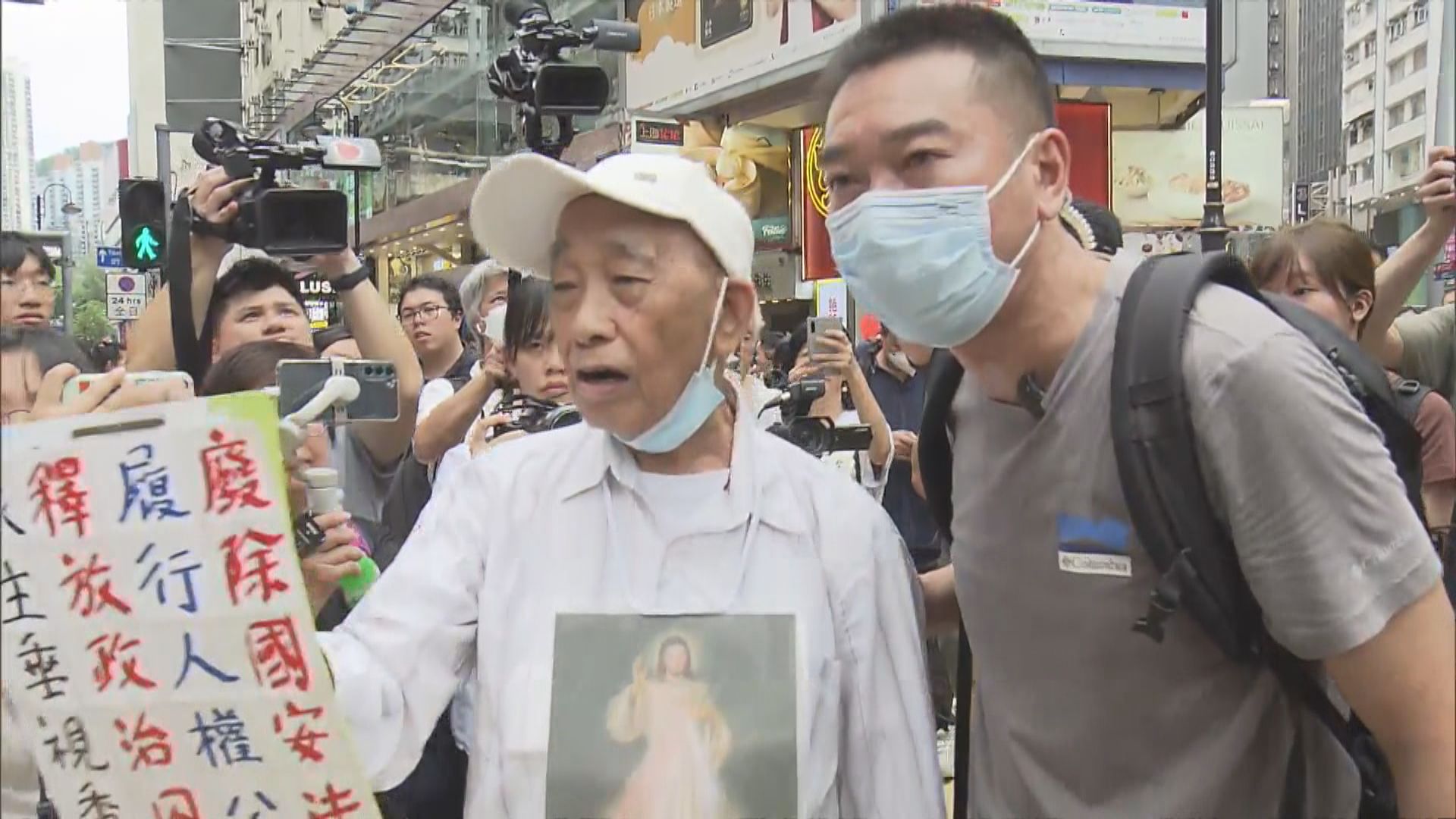銅鑼灣有手持標語男子一度被帶走調查 金鐘政府合署三面國旗被焚