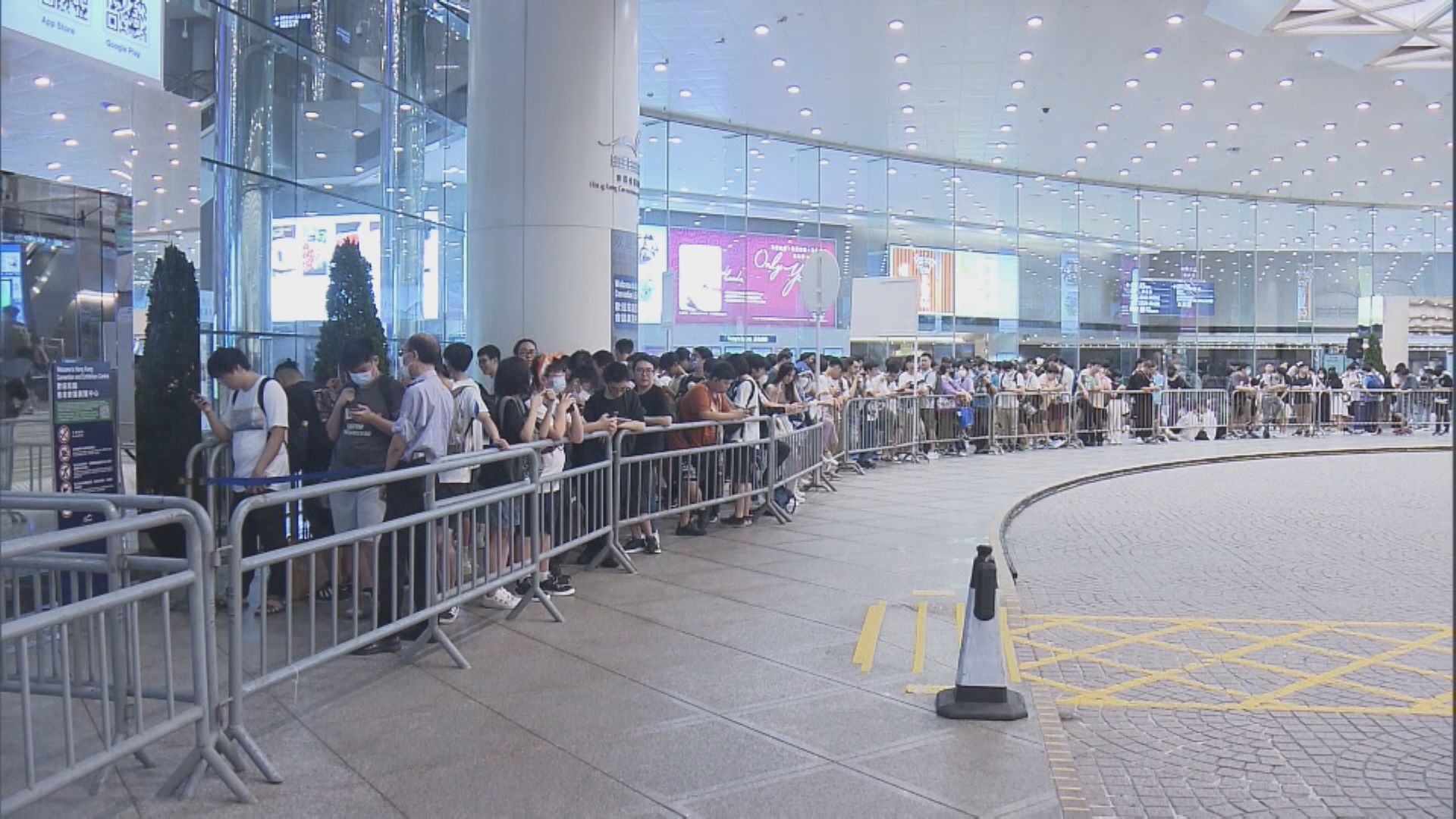 動漫節 紅雨無損動漫迷興致 市民提早4小時排隊等入場