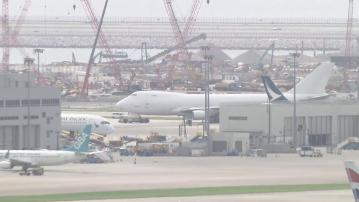 爆胎貨機在下午三時拖離北跑道