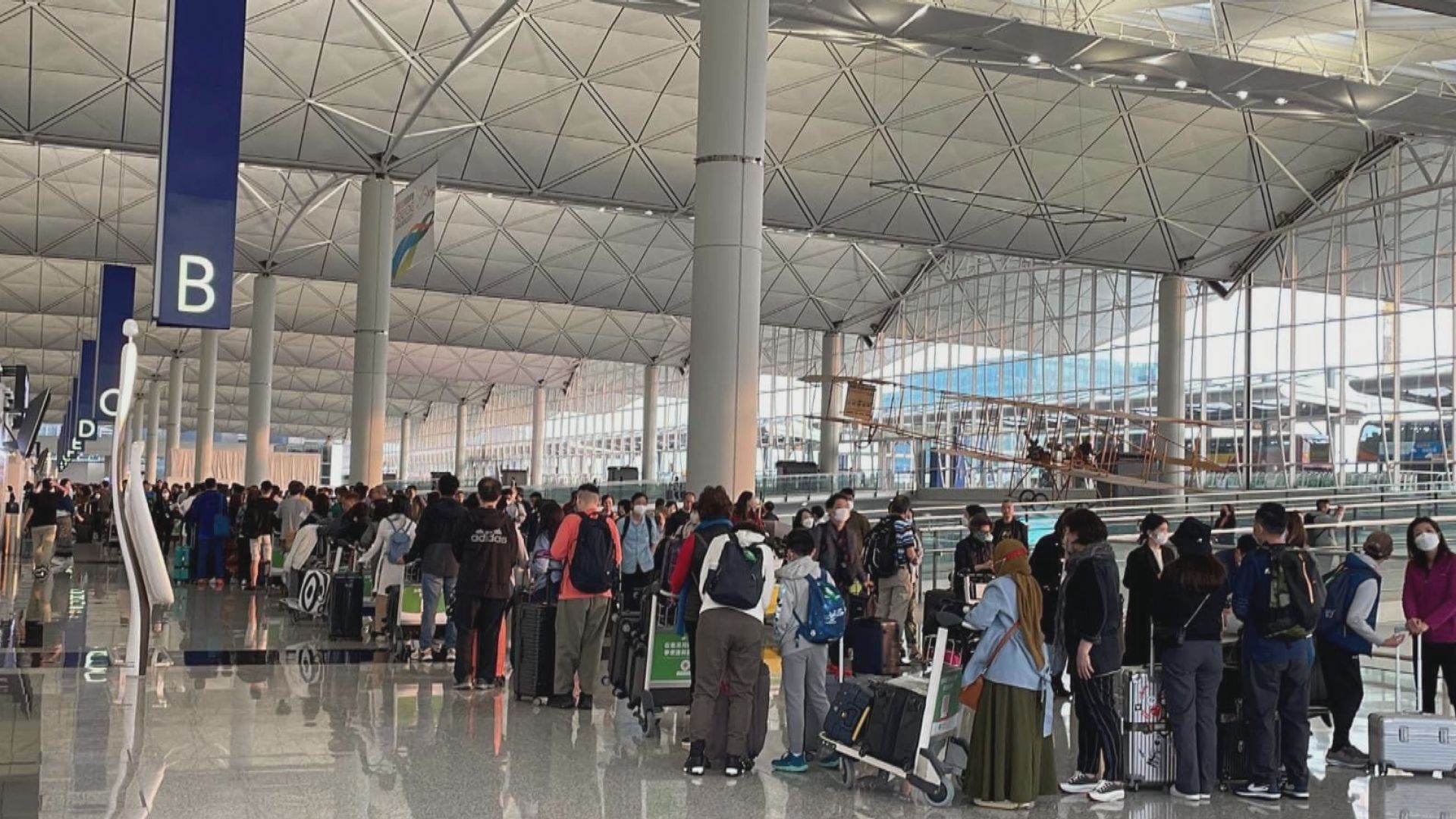 機場有航空公司辦理登機系統懷疑故障　多班國泰航班延誤
