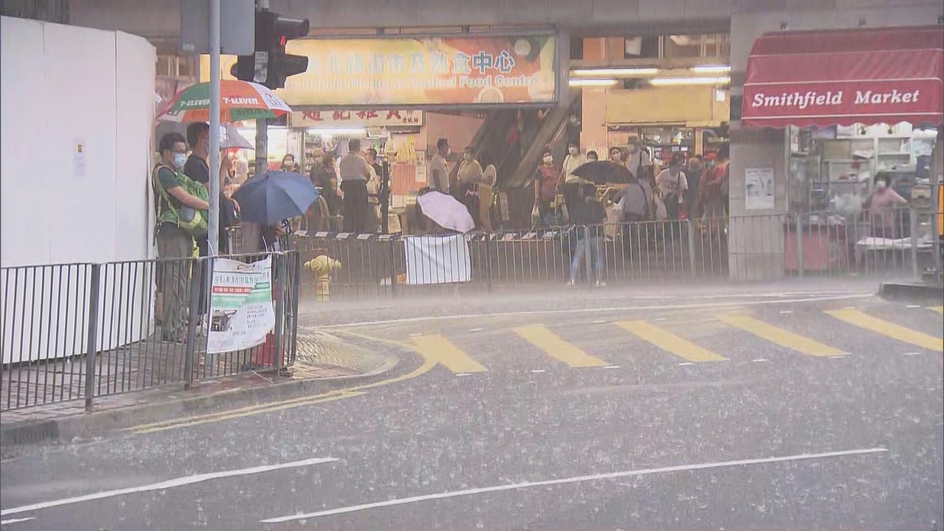 天文台改發紅色暴雨警告信號