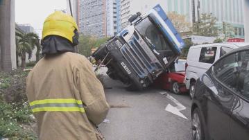 【原片】荃灣路六車相撞事故現場