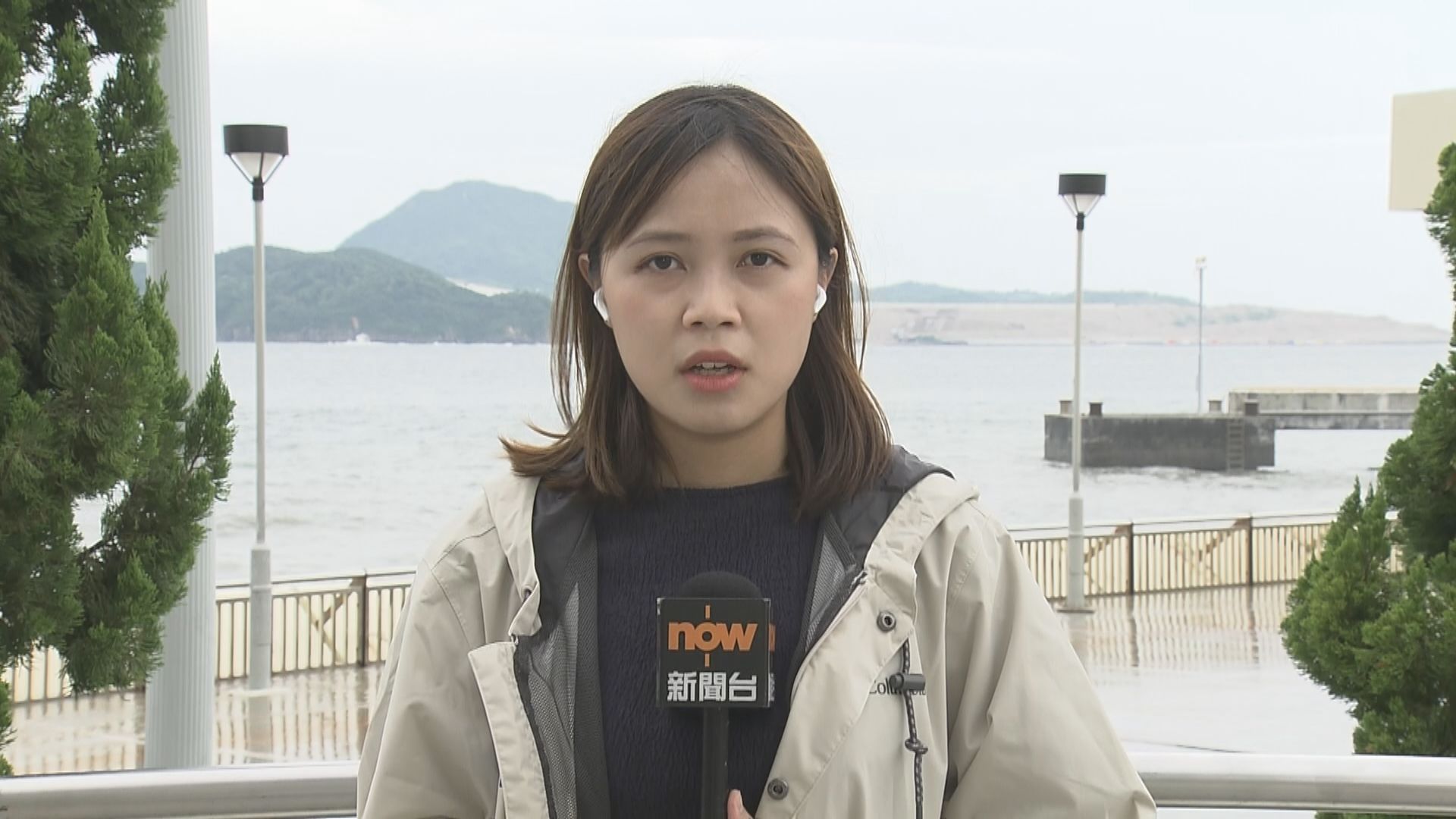 杏花邨直擊｜湧浪拍岸不斷浪高曾越燈柱　有居民帶子女到岸邊追風