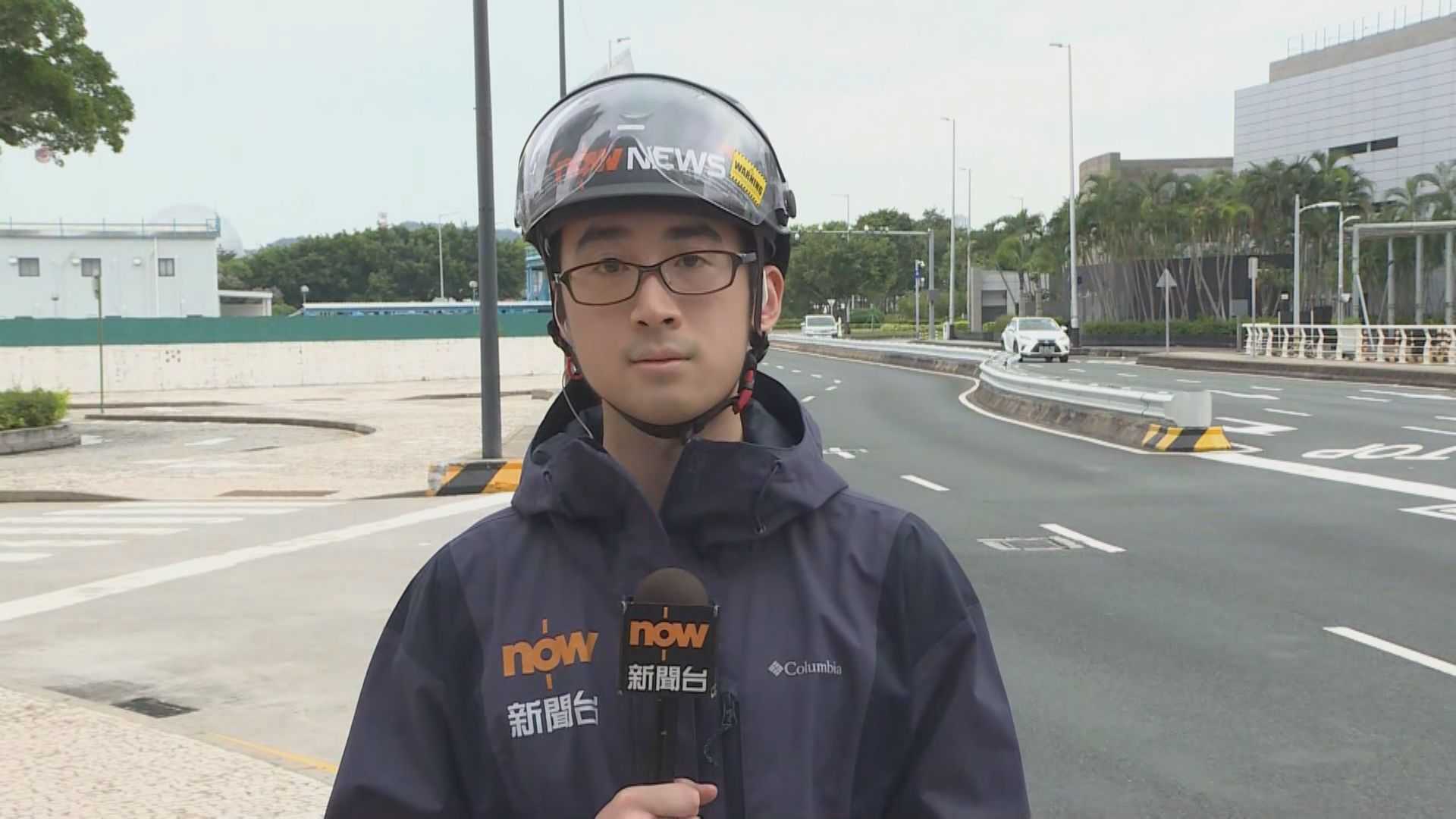 澳門直擊｜改掛八號風球後天色轉陰風勢增強　孫逸仙大馬路附近人流稀疏